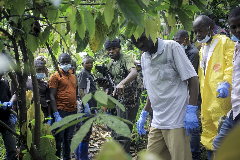 Petugas forensik memeriksa jenazah manusia pada lokasi penemujan kuburan massal di desa Ndoma, dekat Beni di Kivu Utara, Kongo, Sabtu (6/5/2023). Petugas forensik memeriksa jenazah manusia pada lokasi penemujan kuburan massal di desa Ndoma, dekat Beni di Kivu Utara, Kongo, Sabtu (6/5/2023). (AP Photo)