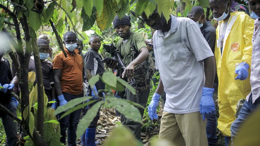 Petugas forensik memeriksa jenazah manusia pada lokasi penemujan kuburan massal di desa Ndoma, dekat Beni di Kivu Utara, Kongo, Sabtu (6/5/2023). (AP Photo)
