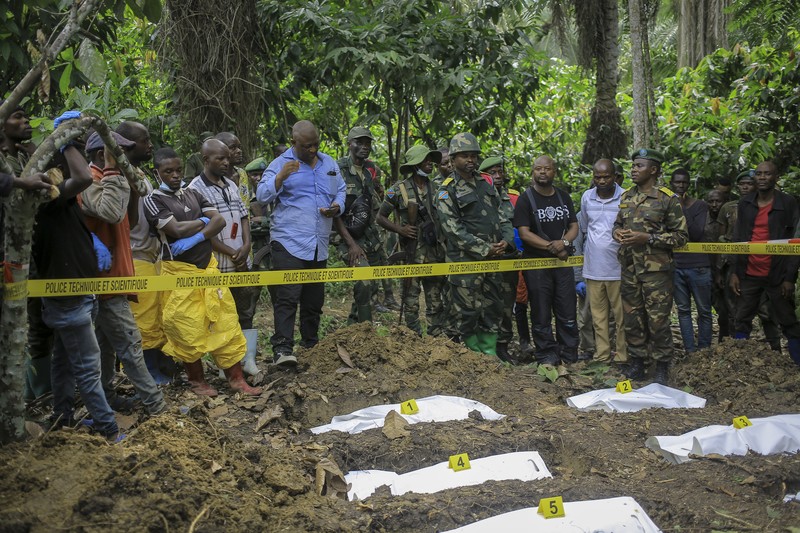 Petugas forensik memeriksa jenazah manusia pada lokasi penemujan kuburan massal di desa Ndoma, dekat Beni di Kivu Utara, Kongo, Sabtu (6/5/2023). Petugas forensik memeriksa jenazah manusia pada lokasi penemujan kuburan massal di desa Ndoma, dekat Beni di Kivu Utara, Kongo, Sabtu (6/5/2023). (AP Photo)