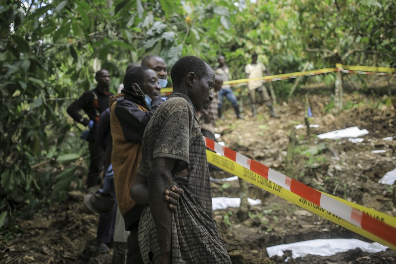 Petugas forensik memeriksa jenazah manusia pada lokasi penemujan kuburan massal di desa Ndoma, dekat Beni di Kivu Utara, Kongo, Sabtu (6/5/2023). Petugas forensik memeriksa jenazah manusia pada lokasi penemujan kuburan massal di desa Ndoma, dekat Beni di Kivu Utara, Kongo, Sabtu (6/5/2023). (AP Photo)