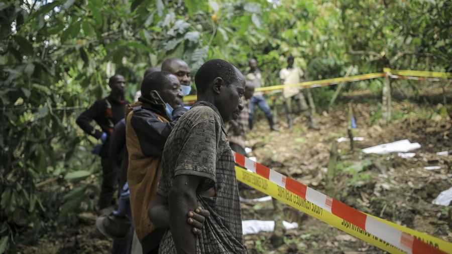 Petugas forensik memeriksa jenazah manusia pada lokasi penemujan kuburan massal di desa Ndoma, dekat Beni di Kivu Utara, Kongo, Sabtu (6/5/2023). (AP Photo)
