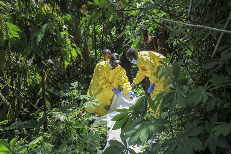 Petugas forensik memeriksa jenazah manusia pada lokasi penemujan kuburan massal di desa Ndoma, dekat Beni di Kivu Utara, Kongo, Sabtu (6/5/2023). Petugas forensik memeriksa jenazah manusia pada lokasi penemujan kuburan massal di desa Ndoma, dekat Beni di Kivu Utara, Kongo, Sabtu (6/5/2023). (AP Photo)