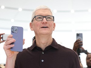 CEO Apple Tak Ambil Pusing Soal Tarif Impor Trump
