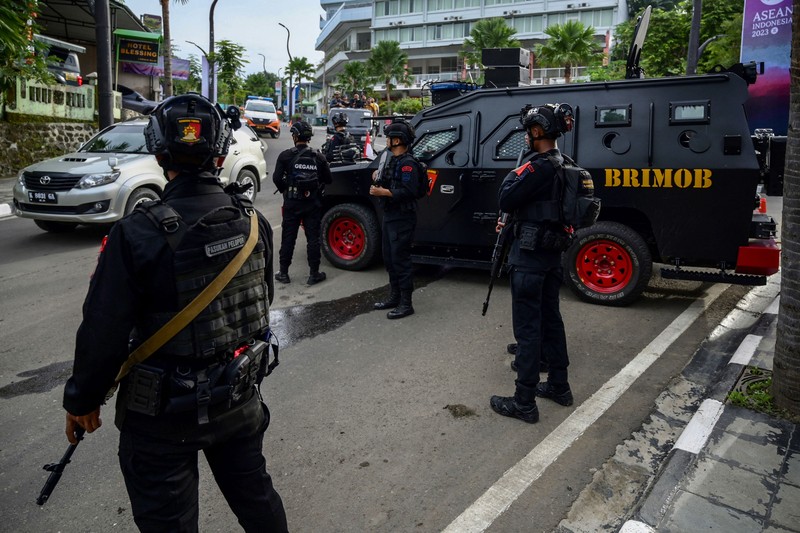 Seorang personel TNI Angkatan Udara berjaga di Bandara Internasional Komodo jelang KTT Perhimpunan Bangsa Bangsa Asia Tenggara (ASEAN) di Labuan Bajo pada 9 Mei 2023. Seorang personel TNI Angkatan Udara berjaga di Bandara Internasional Komodo jelang KTT Perhimpunan Bangsa Bangsa Asia Tenggara (ASEAN) di Labuan Bajo pada 9 Mei 2023. (WILLY KURNIAWAN/POOL/AFP via Getty Images)