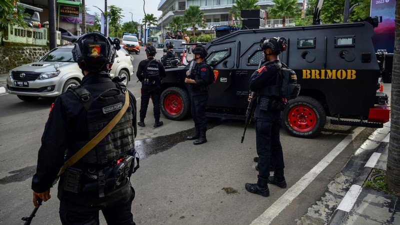 Seorang personel TNI Angkatan Udara berjaga di Bandara Internasional Komodo jelang KTT Perhimpunan Bangsa Bangsa Asia Tenggara (ASEAN) di Labuan Bajo pada 9 Mei 2023. (WILLY KURNIAWAN/POOL/AFP via Getty Images)
