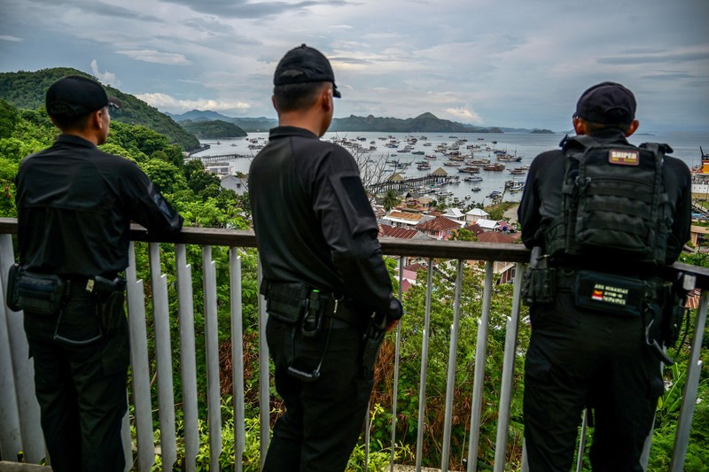 Seorang personel TNI Angkatan Udara berjaga di Bandara Internasional Komodo jelang KTT Perhimpunan Bangsa Bangsa Asia Tenggara (ASEAN) di Labuan Bajo pada 9 Mei 2023. Seorang personel TNI Angkatan Udara berjaga di Bandara Internasional Komodo jelang KTT Perhimpunan Bangsa Bangsa Asia Tenggara (ASEAN) di Labuan Bajo pada 9 Mei 2023. (WILLY KURNIAWAN/POOL/AFP via Getty Images)