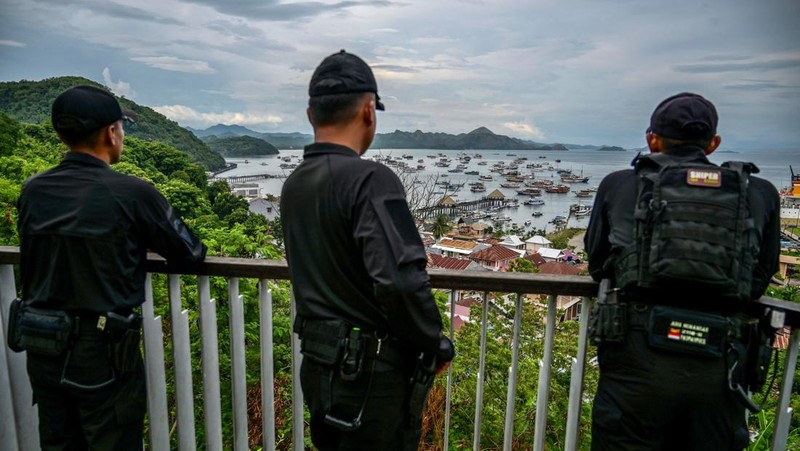 Seorang personel TNI Angkatan Udara berjaga di Bandara Internasional Komodo jelang KTT Perhimpunan Bangsa Bangsa Asia Tenggara (ASEAN) di Labuan Bajo pada 9 Mei 2023. (WILLY KURNIAWAN/POOL/AFP via Getty Images)