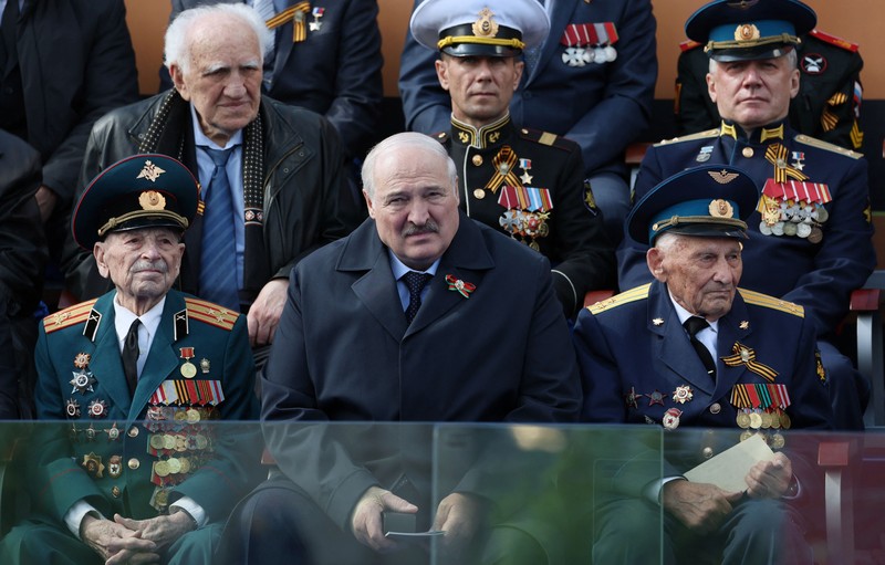 Presiden Rusia Vladimir Putin melambaikan tangan sambil tersenyum saat menghadiri Hari Kemenangan Rusia di Moskow, Rusia, Selasa (9/5/2023). (Getty Images) Presiden Rusia Vladimir Putin melambaikan tangan sambil tersenyum saat menghadiri Hari Kemenangan Rusia di Moskow, Rusia, Selasa (9/5/2023). (Getty Images)