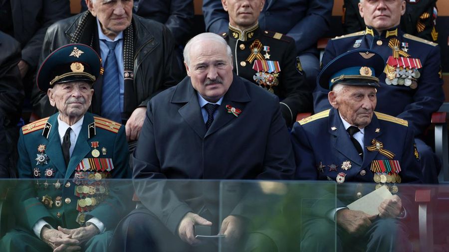 Presiden Belarus Alexander Lukashenko (tengah) saat menghadiri Hari Kemenangan Rusia di Moskow, Rusia, Selasa (9/5/2023). (GAVRIIL GRIGOROV/SPUTNIK/AFP via Getty Images)