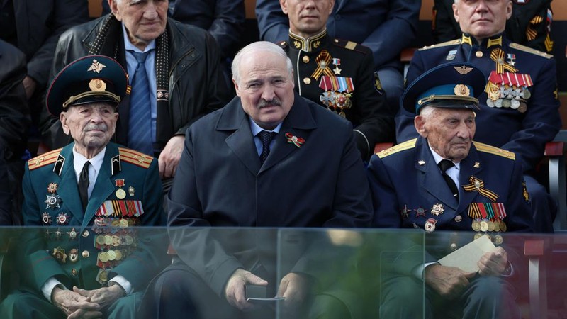 Presiden Rusia Vladimir Putin melambaikan tangan sambil tersenyum saat menghadiri Hari Kemenangan Rusia di Moskow, Rusia, Selasa (9/5/2023). (Getty Images)