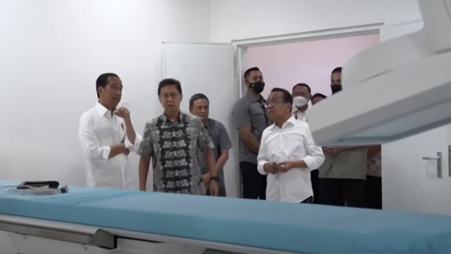 Presiden Joko Widodo saat meninjau RSUD Komodo, Manggarai Barat, Selasa (9/5/2023). (YouTube/Sekretariat Presiden)
