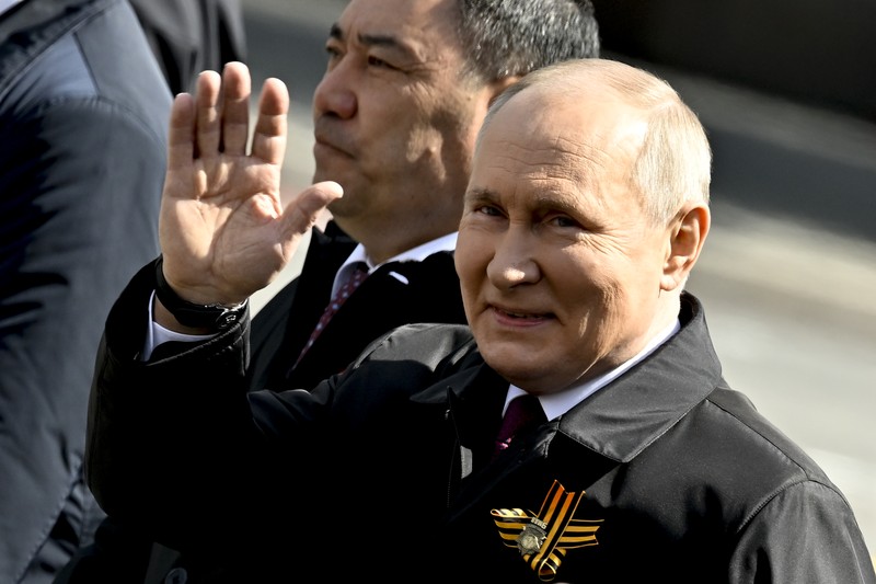 Presiden Rusia Vladimir Putin melambaikan tangan sambil tersenyum saat menghadiri Hari Kemenangan Rusia di Moskow, Rusia, Selasa (9/5/2023). (Getty Images) Presiden Rusia Vladimir Putin melambaikan tangan sambil tersenyum saat menghadiri Hari Kemenangan Rusia di Moskow, Rusia, Selasa (9/5/2023). (Getty Images)