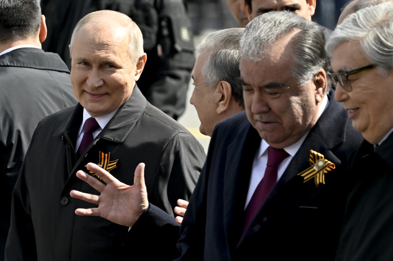 Presiden Rusia Vladimir Putin melambaikan tangan sambil tersenyum saat menghadiri Hari Kemenangan Rusia di Moskow, Rusia, Selasa (9/5/2023). (Getty Images) Presiden Rusia Vladimir Putin melambaikan tangan sambil tersenyum saat menghadiri Hari Kemenangan Rusia di Moskow, Rusia, Selasa (9/5/2023). (Getty Images)