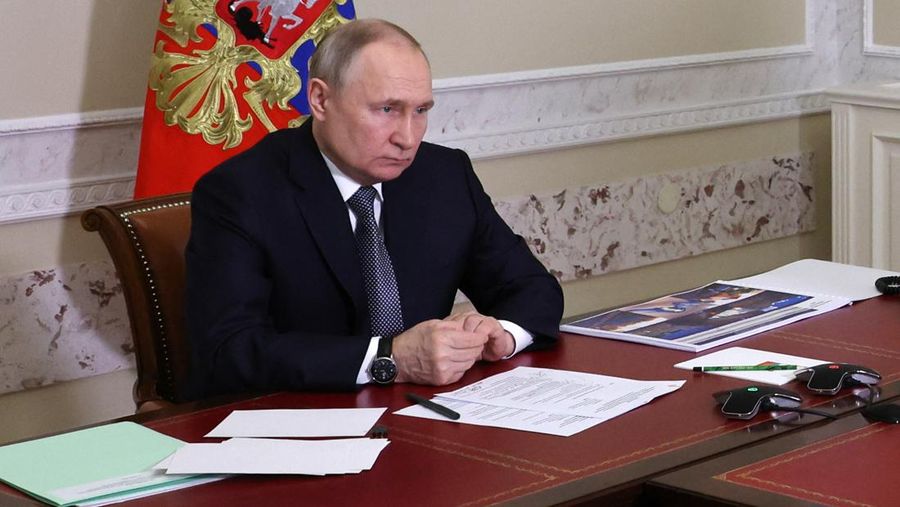 Presiden Rusia Vladimir Putin menghadiri upacara untuk melanjutkan operasi trem di kota pelabuhan Laut Azov Mariupol di wilayah Donetsk yang dikuasai Rusia, melalui tautan video dari Saint Petersburg pada 2 Mei 2023. (File Foto - MIKHAIL KLIMENTYEV/SPUTNIK/AFP via Getty Images)