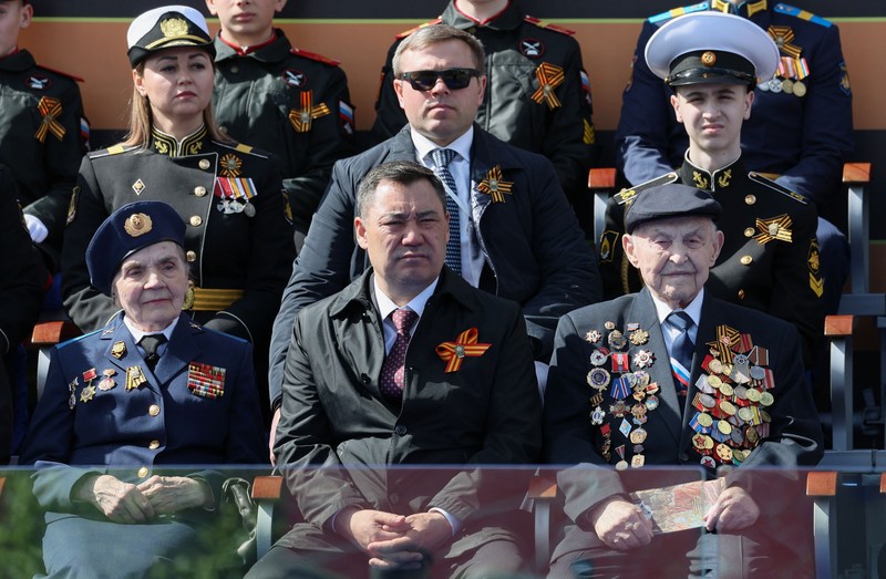 Presiden Rusia Vladimir Putin melambaikan tangan sambil tersenyum saat menghadiri Hari Kemenangan Rusia di Moskow, Rusia, Selasa (9/5/2023). (Getty Images) Presiden Rusia Vladimir Putin melambaikan tangan sambil tersenyum saat menghadiri Hari Kemenangan Rusia di Moskow, Rusia, Selasa (9/5/2023). (Getty Images)