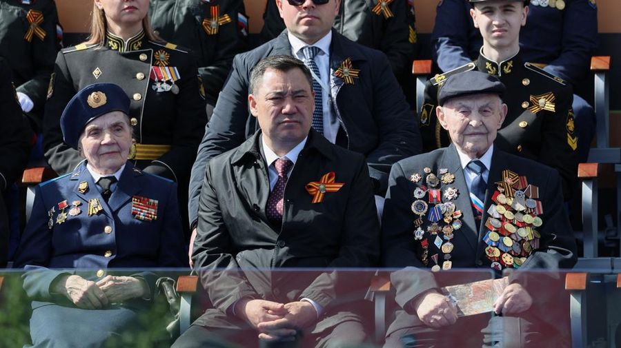Presiden Rusia Vladimir Putin melambaikan tangan sambil tersenyum saat menghadiri Hari Kemenangan Rusia di Moskow, Rusia, Selasa (9/5/2023). (Getty Images)