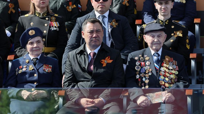 Presiden Rusia Vladimir Putin melambaikan tangan sambil tersenyum saat menghadiri Hari Kemenangan Rusia di Moskow, Rusia, Selasa (9/5/2023). (Getty Images)