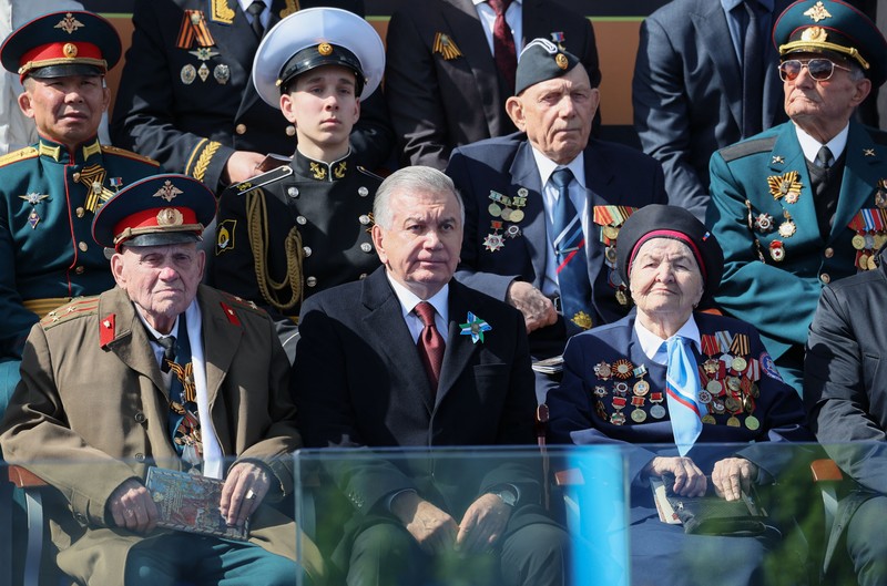 Presiden Rusia Vladimir Putin melambaikan tangan sambil tersenyum saat menghadiri Hari Kemenangan Rusia di Moskow, Rusia, Selasa (9/5/2023). (Getty Images) Presiden Rusia Vladimir Putin melambaikan tangan sambil tersenyum saat menghadiri Hari Kemenangan Rusia di Moskow, Rusia, Selasa (9/5/2023). (Getty Images)