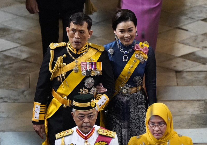 (Kiri-kanan) Raja Vajiralongkorn dari Thailand, Ratu Suthida dari Thailand, Felipe VI dari Spanyol, Ratu Letizia dari Spanyol, Philippe dari Belgia, Tamim bin Hamad Al Thani, Ratu Mathilde dari Belgia dan Jawaher bint Hamad bin Suhaim Al-Thani selama Penobatan Raja Charles III dan Ratu Camilla pada 06 Mei 2023 di London, Inggris. Penobatan Charles III dan istrinya, Camilla, sebagai Raja dan Ratu Inggris Raya Britania Raya dan Irlandia Utara, dan wilayah Persemakmuran lainnya berlangsung di Westminster Abbey hari ini. Charles naik tahta pada 8 September 2022, setelah kematian ibunya, Elizabeth II. (Photo by Jeff J Mitchell/Getty Images)