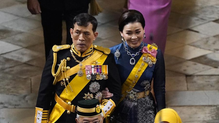 (Kiri-kanan) Raja Vajiralongkorn dari Thailand, Ratu Suthida dari Thailand, Felipe VI dari Spanyol, Ratu Letizia dari Spanyol, Philippe dari Belgia, Tamim bin Hamad Al Thani, Ratu Mathilde dari Belgia dan Jawaher bint Hamad bin Suhaim Al-Thani selama Penobatan Raja Charles III dan Ratu Camilla pada 06 Mei 2023 di London, Inggris. Penobatan Charles III dan istrinya, Camilla, sebagai Raja dan Ratu Inggris Raya Britania Raya dan Irlandia Utara, dan wilayah Persemakmuran lainnya berlangsung di Westminster Abbey hari ini. Charles naik tahta pada 8 September 2022, setelah kematian ibunya, Elizabeth II. (Photo by Jeff J Mitchell/Getty Images)