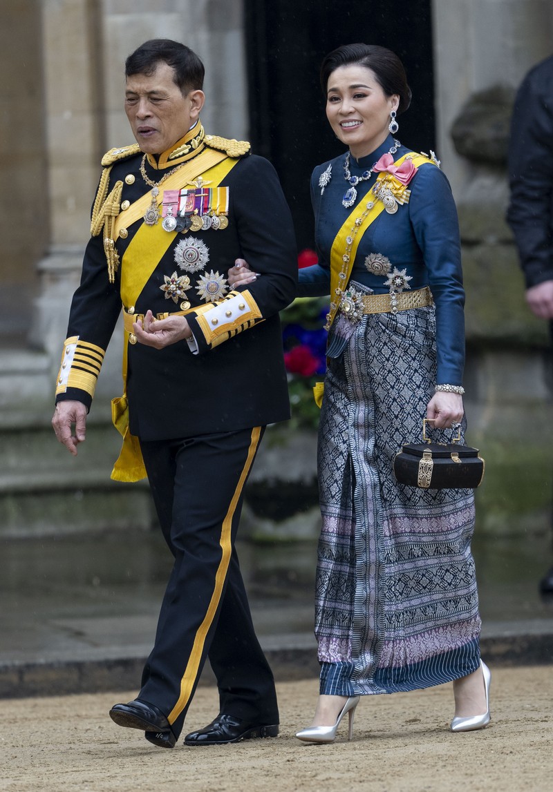 (Kiri-kanan) Raja Vajiralongkorn dari Thailand, Ratu Suthida dari Thailand, Felipe VI dari Spanyol, Ratu Letizia dari Spanyol, Philippe dari Belgia, Tamim bin Hamad Al Thani, Ratu Mathilde dari Belgia dan Jawaher bint Hamad bin Suhaim Al-Thani selama Penobatan Raja Charles III dan Ratu Camilla pada 06 Mei 2023 di London, Inggris. Penobatan Charles III dan istrinya, Camilla, sebagai Raja dan Ratu Inggris Raya Britania Raya dan Irlandia Utara, dan wilayah Persemakmuran lainnya berlangsung di Westminster Abbey hari ini. Charles naik tahta pada 8 September 2022, setelah kematian ibunya, Elizabeth II. (Photo by Jeff J Mitchell/Getty Images)