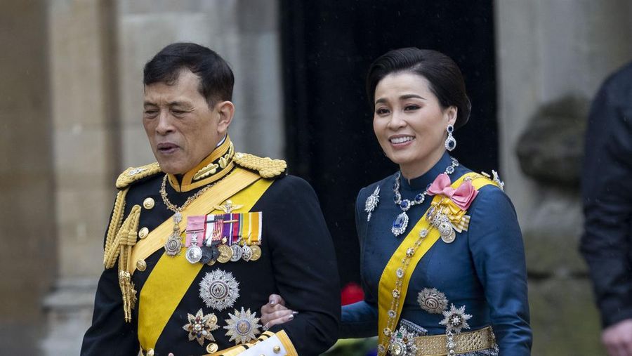 (Kiri-kanan) Raja Vajiralongkorn dari Thailand, Ratu Suthida dari Thailand, Felipe VI dari Spanyol, Ratu Letizia dari Spanyol, Philippe dari Belgia, Tamim bin Hamad Al Thani, Ratu Mathilde dari Belgia dan Jawaher bint Hamad bin Suhaim Al-Thani selama Penobatan Raja Charles III dan Ratu Camilla pada 06 Mei 2023 di London, Inggris. Penobatan Charles III dan istrinya, Camilla, sebagai Raja dan Ratu Inggris Raya Britania Raya dan Irlandia Utara, dan wilayah Persemakmuran lainnya berlangsung di Westminster Abbey hari ini. Charles naik tahta pada 8 September 2022, setelah kematian ibunya, Elizabeth II. (Photo by Jeff J Mitchell/Getty Images)