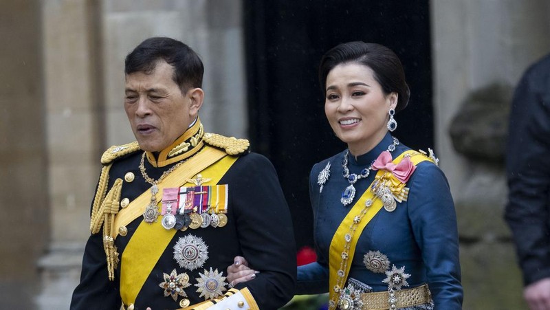 (Kiri-kanan) Raja Vajiralongkorn dari Thailand, Ratu Suthida dari Thailand, Felipe VI dari Spanyol, Ratu Letizia dari Spanyol, Philippe dari Belgia, Tamim bin Hamad Al Thani, Ratu Mathilde dari Belgia dan Jawaher bint Hamad bin Suhaim Al-Thani selama Penobatan Raja Charles III dan Ratu Camilla pada 06 Mei 2023 di London, Inggris. Penobatan Charles III dan istrinya, Camilla, sebagai Raja dan Ratu Inggris Raya Britania Raya dan Irlandia Utara, dan wilayah Persemakmuran lainnya berlangsung di Westminster Abbey hari ini. Charles naik tahta pada 8 September 2022, setelah kematian ibunya, Elizabeth II. (Photo by Jeff J Mitchell/Getty Images)