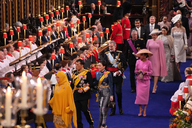 (Kiri-kanan) Raja Vajiralongkorn dari Thailand, Ratu Suthida dari Thailand, Felipe VI dari Spanyol, Ratu Letizia dari Spanyol, Philippe dari Belgia, Tamim bin Hamad Al Thani, Ratu Mathilde dari Belgia dan Jawaher bint Hamad bin Suhaim Al-Thani selama Penobatan Raja Charles III dan Ratu Camilla pada 06 Mei 2023 di London, Inggris. Penobatan Charles III dan istrinya, Camilla, sebagai Raja dan Ratu Inggris Raya Britania Raya dan Irlandia Utara, dan wilayah Persemakmuran lainnya berlangsung di Westminster Abbey hari ini. Charles naik tahta pada 8 September 2022, setelah kematian ibunya, Elizabeth II. (Photo by Jeff J Mitchell/Getty Images)