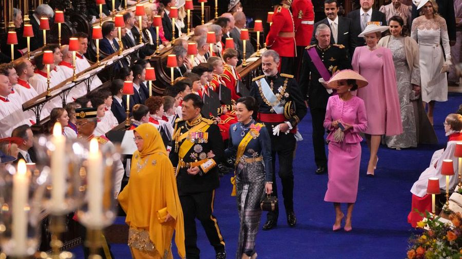 (Kiri-kanan) Raja Vajiralongkorn dari Thailand, Ratu Suthida dari Thailand, Felipe VI dari Spanyol, Ratu Letizia dari Spanyol, Philippe dari Belgia, Tamim bin Hamad Al Thani, Ratu Mathilde dari Belgia dan Jawaher bint Hamad bin Suhaim Al-Thani selama Penobatan Raja Charles III dan Ratu Camilla pada 06 Mei 2023 di London, Inggris. Penobatan Charles III dan istrinya, Camilla, sebagai Raja dan Ratu Inggris Raya Britania Raya dan Irlandia Utara, dan wilayah Persemakmuran lainnya berlangsung di Westminster Abbey hari ini. Charles naik tahta pada 8 September 2022, setelah kematian ibunya, Elizabeth II. (Photo by Jeff J Mitchell/Getty Images)