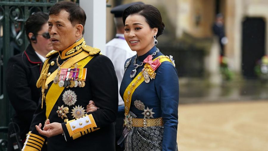 (Kiri-kanan) Raja Vajiralongkorn dari Thailand, Ratu Suthida dari Thailand, Felipe VI dari Spanyol, Ratu Letizia dari Spanyol, Philippe dari Belgia, Tamim bin Hamad Al Thani, Ratu Mathilde dari Belgia dan Jawaher bint Hamad bin Suhaim Al-Thani selama Penobatan Raja Charles III dan Ratu Camilla pada 06 Mei 2023 di London, Inggris. Penobatan Charles III dan istrinya, Camilla, sebagai Raja dan Ratu Inggris Raya Britania Raya dan Irlandia Utara, dan wilayah Persemakmuran lainnya berlangsung di Westminster Abbey hari ini. Charles naik tahta pada 8 September 2022, setelah kematian ibunya, Elizabeth II. (Photo by Jeff J Mitchell/Getty Images)