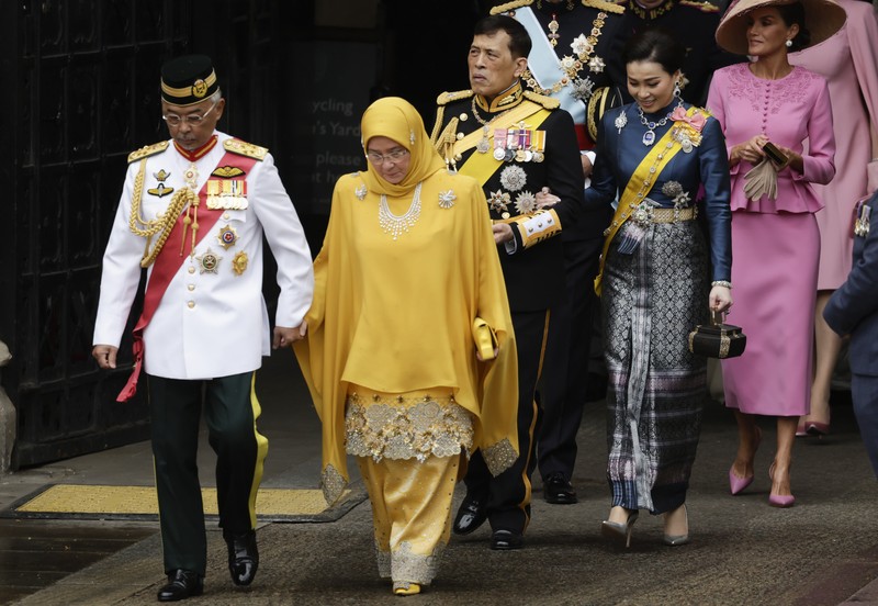 (Kiri-kanan) Raja Vajiralongkorn dari Thailand, Ratu Suthida dari Thailand, Felipe VI dari Spanyol, Ratu Letizia dari Spanyol, Philippe dari Belgia, Tamim bin Hamad Al Thani, Ratu Mathilde dari Belgia dan Jawaher bint Hamad bin Suhaim Al-Thani selama Penobatan Raja Charles III dan Ratu Camilla pada 06 Mei 2023 di London, Inggris. Penobatan Charles III dan istrinya, Camilla, sebagai Raja dan Ratu Inggris Raya Britania Raya dan Irlandia Utara, dan wilayah Persemakmuran lainnya berlangsung di Westminster Abbey hari ini. Charles naik tahta pada 8 September 2022, setelah kematian ibunya, Elizabeth II. (Photo by Jeff J Mitchell/Getty Images)