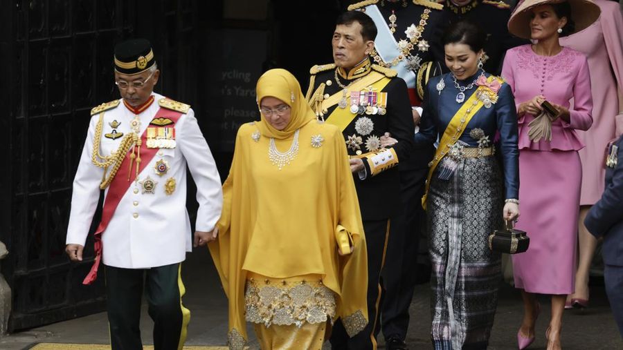 (Kiri-kanan) Raja Vajiralongkorn dari Thailand, Ratu Suthida dari Thailand, Felipe VI dari Spanyol, Ratu Letizia dari Spanyol, Philippe dari Belgia, Tamim bin Hamad Al Thani, Ratu Mathilde dari Belgia dan Jawaher bint Hamad bin Suhaim Al-Thani selama Penobatan Raja Charles III dan Ratu Camilla pada 06 Mei 2023 di London, Inggris. Penobatan Charles III dan istrinya, Camilla, sebagai Raja dan Ratu Inggris Raya Britania Raya dan Irlandia Utara, dan wilayah Persemakmuran lainnya berlangsung di Westminster Abbey hari ini. Charles naik tahta pada 8 September 2022, setelah kematian ibunya, Elizabeth II. (Photo by Jeff J Mitchell/Getty Images)