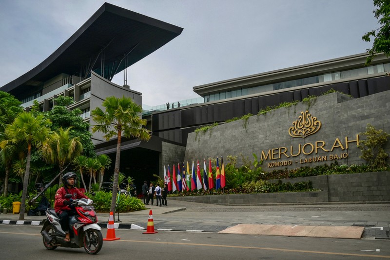 Seorang personel TNI Angkatan Udara berjaga di Bandara Internasional Komodo jelang KTT Perhimpunan Bangsa Bangsa Asia Tenggara (ASEAN) di Labuan Bajo pada 9 Mei 2023. Seorang personel TNI Angkatan Udara berjaga di Bandara Internasional Komodo jelang KTT Perhimpunan Bangsa Bangsa Asia Tenggara (ASEAN) di Labuan Bajo pada 9 Mei 2023. (WILLY KURNIAWAN/POOL/AFP via Getty Images)