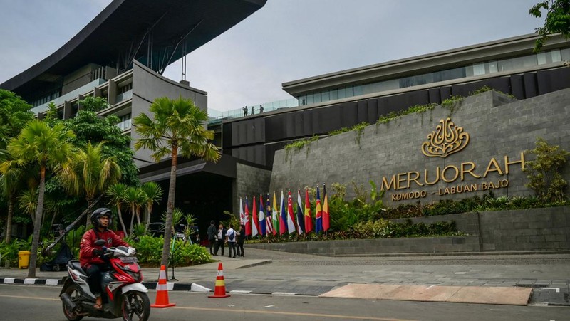 Seorang personel TNI Angkatan Udara berjaga di Bandara Internasional Komodo jelang KTT Perhimpunan Bangsa Bangsa Asia Tenggara (ASEAN) di Labuan Bajo pada 9 Mei 2023. (WILLY KURNIAWAN/POOL/AFP via Getty Images)