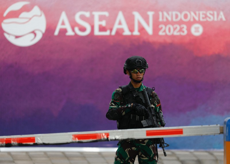 Seorang personel TNI Angkatan Udara berjaga di Bandara Internasional Komodo jelang KTT Perhimpunan Bangsa Bangsa Asia Tenggara (ASEAN) di Labuan Bajo pada 9 Mei 2023. Seorang personel TNI Angkatan Udara berjaga di Bandara Internasional Komodo jelang KTT Perhimpunan Bangsa Bangsa Asia Tenggara (ASEAN) di Labuan Bajo pada 9 Mei 2023. (WILLY KURNIAWAN/POOL/AFP via Getty Images)