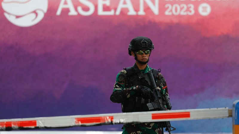 Seorang personel TNI Angkatan Udara berjaga di Bandara Internasional Komodo jelang KTT Perhimpunan Bangsa Bangsa Asia Tenggara (ASEAN) di Labuan Bajo pada 9 Mei 2023. (WILLY KURNIAWAN/POOL/AFP via Getty Images)