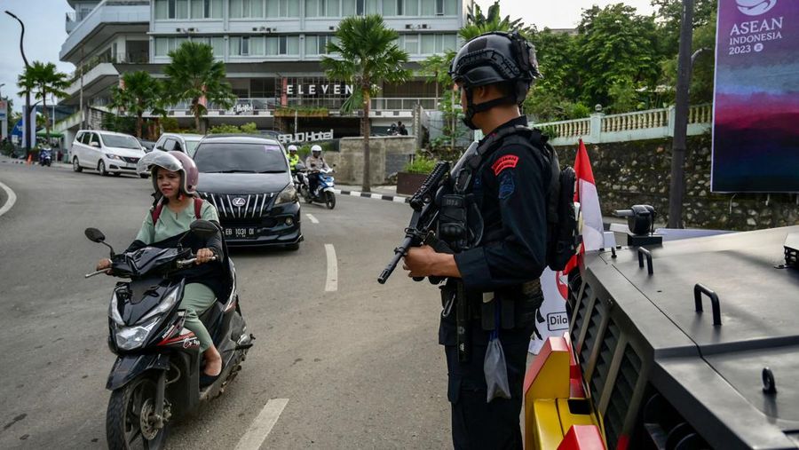 Seorang personel TNI Angkatan Udara berjaga di Bandara Internasional Komodo jelang KTT Perhimpunan Bangsa Bangsa Asia Tenggara (ASEAN) di Labuan Bajo pada 9 Mei 2023. (WILLY KURNIAWAN/POOL/AFP via Getty Images)