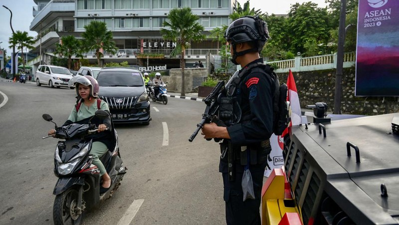 Seorang personel TNI Angkatan Udara berjaga di Bandara Internasional Komodo jelang KTT Perhimpunan Bangsa Bangsa Asia Tenggara (ASEAN) di Labuan Bajo pada 9 Mei 2023. (WILLY KURNIAWAN/POOL/AFP via Getty Images)