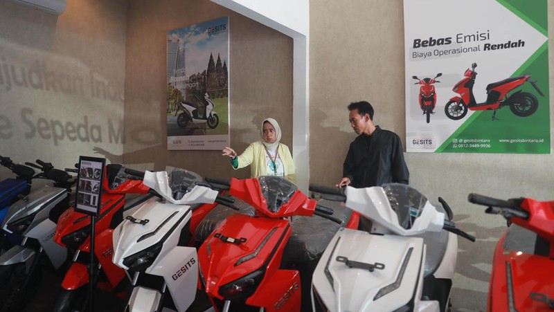 Seorang sales motor menjelaskan motor listrik di salah satu showroom motor di Kawasan Bintaro, Jakarta Selatan, Selasa,(9/5/2023). (CNBC Indonesia/Muhammad Sabki)