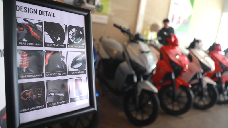 Seorang sales motor menjelaskan motor listrik di salah satu showroom motor di Kawasan Bintaro, Jakarta Selatan, Selasa,(9/5/2023). Seorang sales motor menjelaskan motor listrik di salah satu showroom motor di Kawasan Bintaro, Jakarta Selatan, Selasa,(9/5/2023). (CNBC Indonesia/Muhammad Sabki)