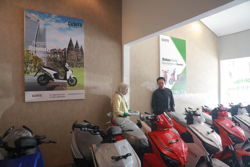 Seorang sales motor menjelaskan motor listrik di salah satu showroom motor di Kawasan Bintaro, Jakarta Selatan, Selasa,(9/5/2023). Seorang sales motor menjelaskan motor listrik di salah satu showroom motor di Kawasan Bintaro, Jakarta Selatan, Selasa,(9/5/2023). (CNBC Indonesia/Muhammad Sabki)