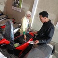Seorang sales motor menjelaskan motor listrik di salah satu showroom motor di Kawasan Bintaro, Jakarta Selatan, Selasa,(9/5/2023). (CNBC Indonesia/Muhammad Sabki)