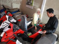 Seorang sales motor menjelaskan motor listrik di salah satu showroom motor di Kawasan Bintaro, Jakarta Selatan, Selasa,(9/5/2023). (CNBC Indonesia/Muhammad Sabki)