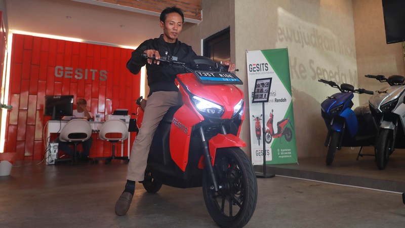 Seorang sales motor menjelaskan motor listrik di salah satu showroom motor di Kawasan Bintaro, Jakarta Selatan, Selasa,(9/5/2023). Seorang sales motor menjelaskan motor listrik di salah satu showroom motor di Kawasan Bintaro, Jakarta Selatan, Selasa,(9/5/2023). (CNBC Indonesia/Muhammad Sabki)