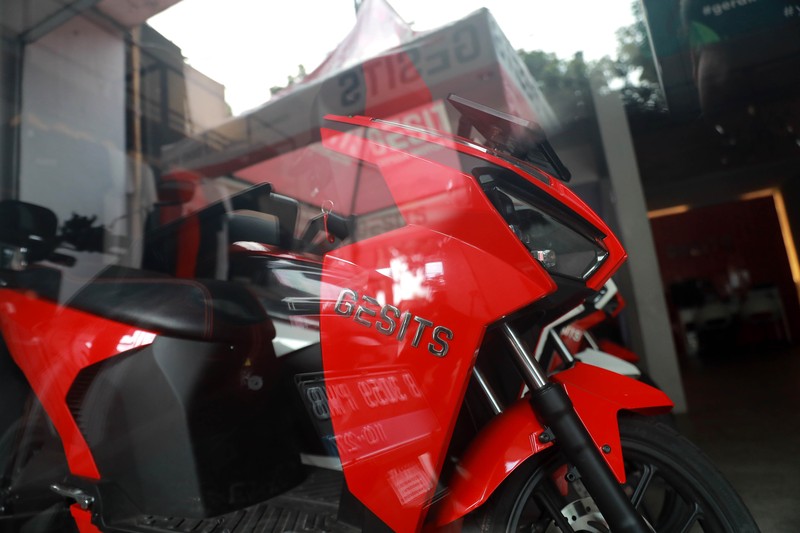 Seorang sales motor menjelaskan motor listrik di salah satu showroom motor di Kawasan Bintaro, Jakarta Selatan, Selasa,(9/5/2023). (CNBC Indonesia/Muhammad Sabki)