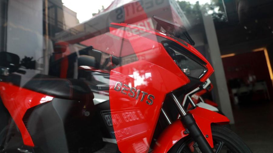 Seorang sales motor menjelaskan motor listrik di salah satu showroom motor di Kawasan Bintaro, Jakarta Selatan, Selasa,(9/5/2023). (CNBC Indonesia/Muhammad Sabki)