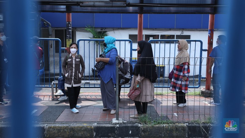 Suasana terminal Blok M, Jakarta, Selasa (9/5/2023). (CNBC Indonesia/Tri Susilo)