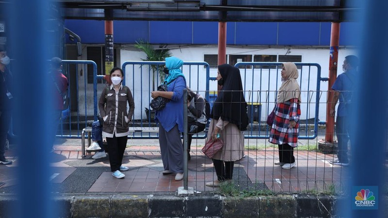 Suasana terminal Blok M, Jakarta, Selasa (9/5/2023). (CNBC Indonesia/Tri Susilo)
