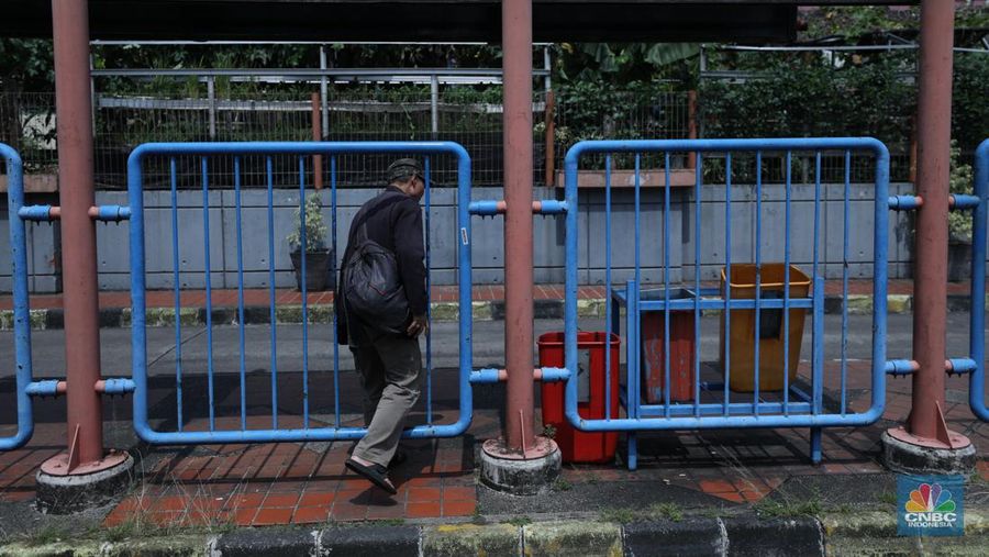 Suasana terminal Blok M, Jakarta, Selasa (9/5/2023). (CNBC Indonesia/Tri Susilo)