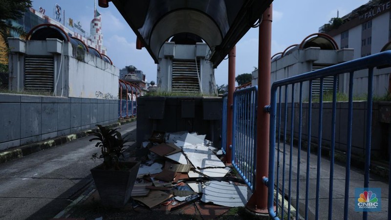 Suasana terminal Blok M, Jakarta, Selasa (9/5/2023). (CNBC Indonesia/Tri Susilo)